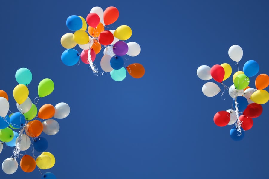 Ballons volant dans le ciel
